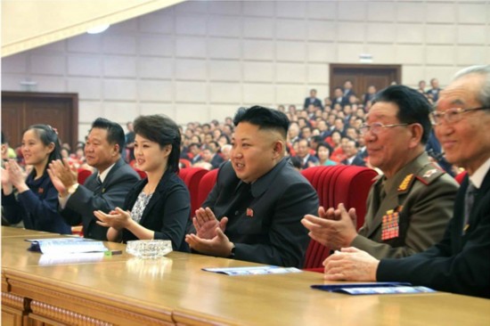 金正恩观看牡丹峰乐团盛大演出 与演员亲切交流(组图)