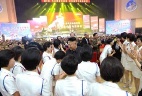金正恩观看牡丹峰乐团盛大演出 与演员亲切交流(组图)