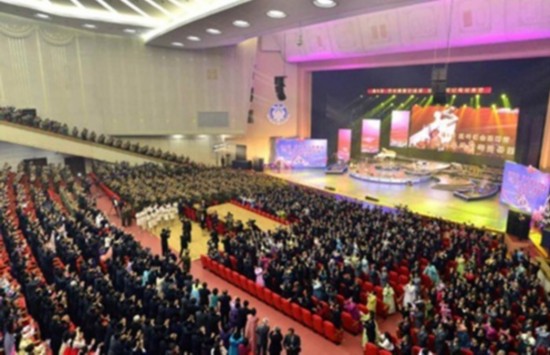 金正恩观看牡丹峰乐团盛大演出 与演员亲切交流(组图)
