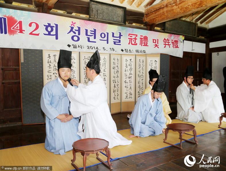 韩国中学生着传统服饰参加成人礼(组图)