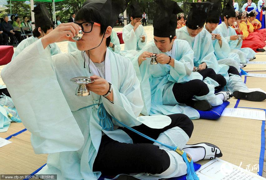 韩国中学生着传统服饰参加成人礼(组图)