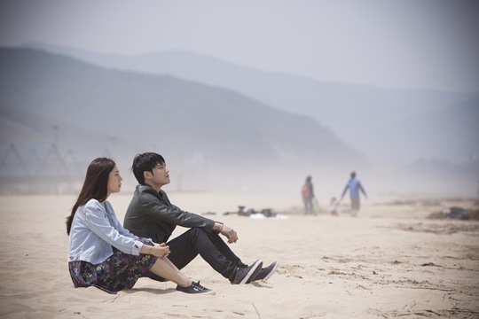 《triangle》金在中、白珍熙海边“恋爱” 甜蜜恩爱惹人羡（组图）