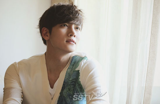 《奇皇后》池昌旭拍画报 帅气皇上变身清新暖男（组图）