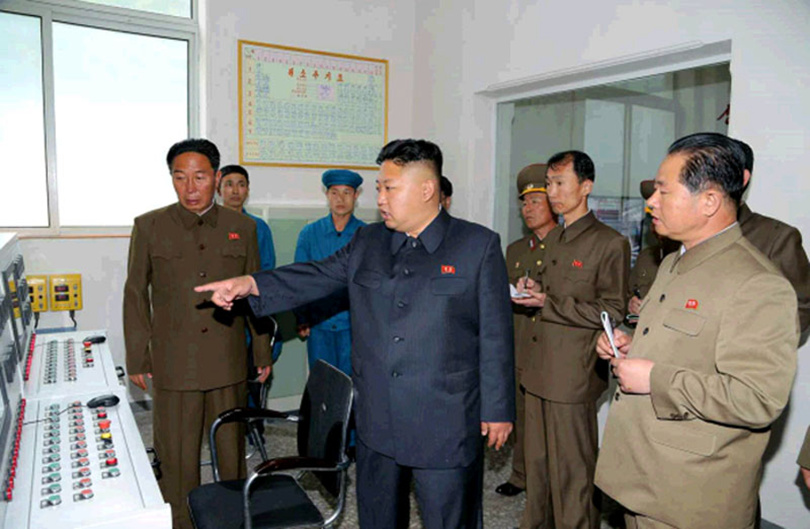 金正恩视察大馆玻璃厂 