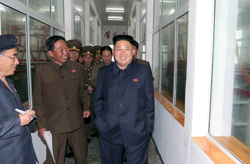 金正恩视察大馆玻璃厂 