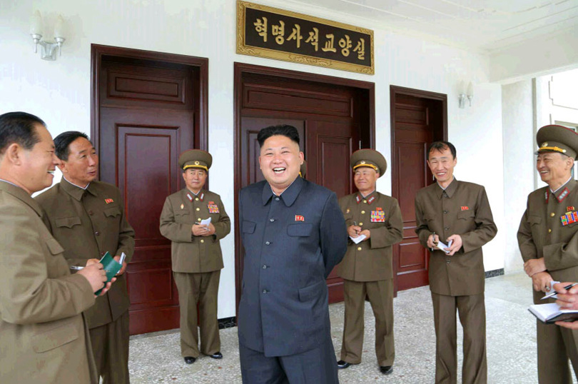 金正恩视察大馆玻璃厂 
