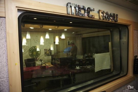 少女时代Sunny化身电台DJ 可爱工作照大公开（组图）