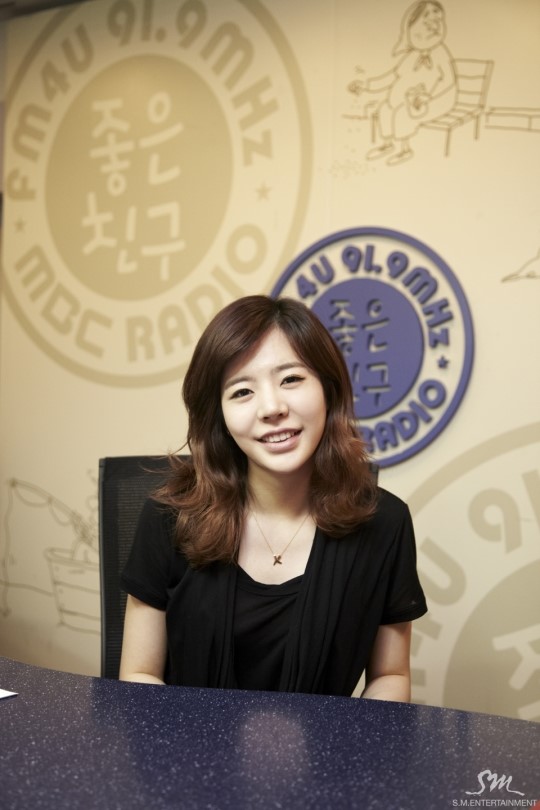 少女时代Sunny化身电台DJ 可爱工作照大公开（组图）