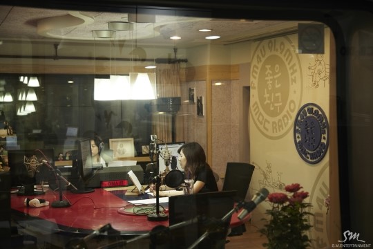 少女时代Sunny化身电台DJ 可爱工作照大公开（组图）
