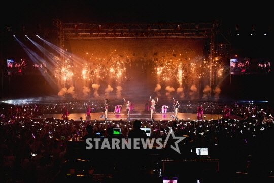 2NE1世界巡回演唱会马来西亚站圆满落幕 引4000歌迷疯狂（组图）