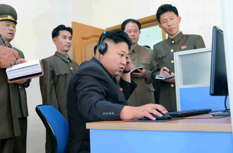 高清：金正恩视察机械厂和该厂工农赤卫军女兵