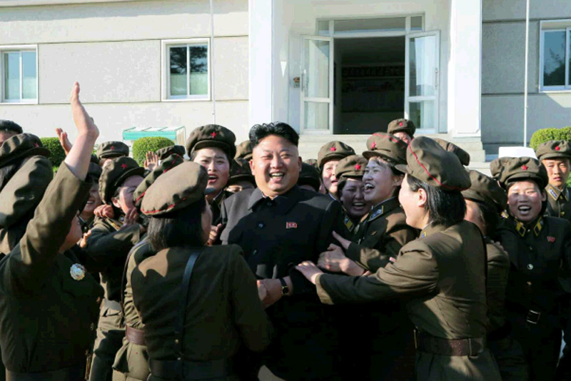 高清：金正恩视察机械厂和该厂工农赤卫军女兵