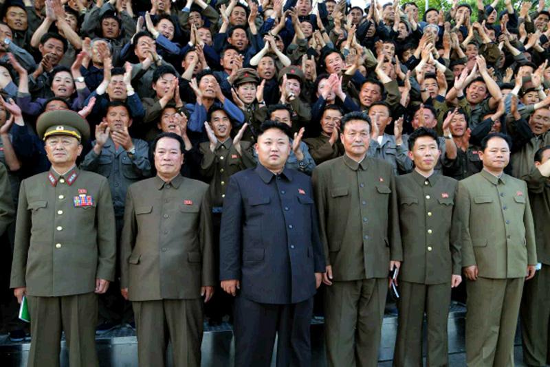 高清：金正恩视察机械厂和该厂工农赤卫军女兵