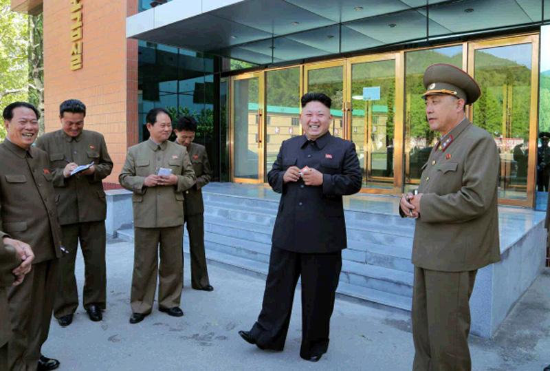高清：金正恩视察机械厂和该厂工农赤卫军女兵