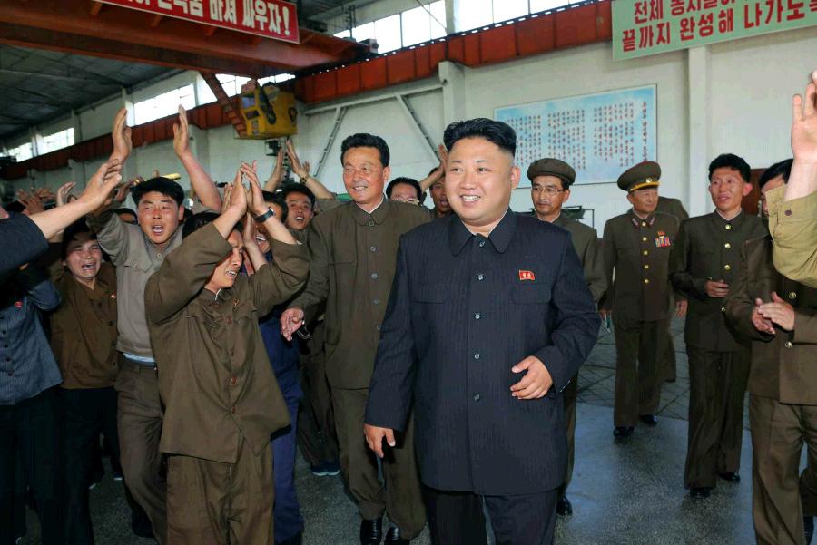 高清：金正恩视察机械厂和该厂工农赤卫军女兵