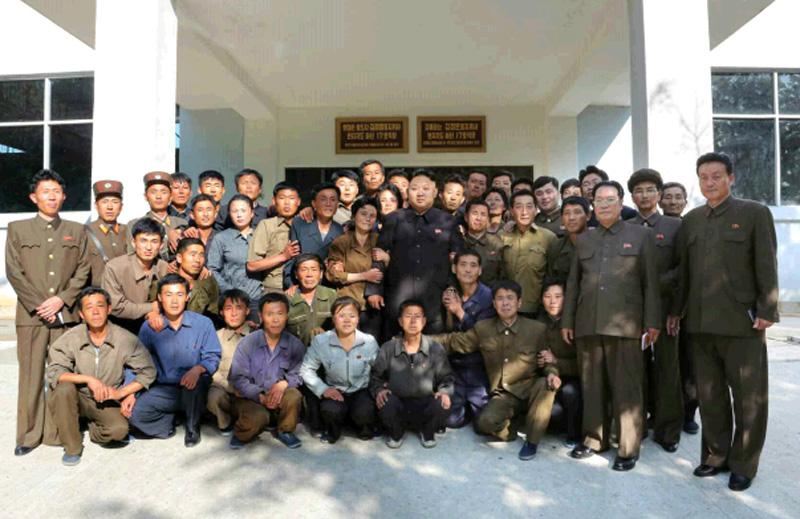 高清：金正恩视察机械厂和该厂工农赤卫军女兵