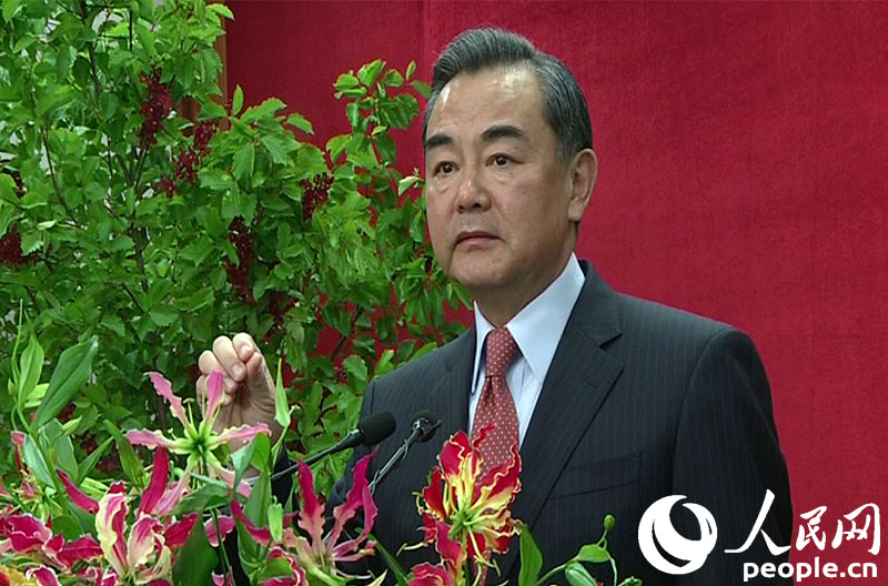 外交部长王毅出席中国驻韩使馆为韩国友好团体及人士举行的招待会并发表讲话。