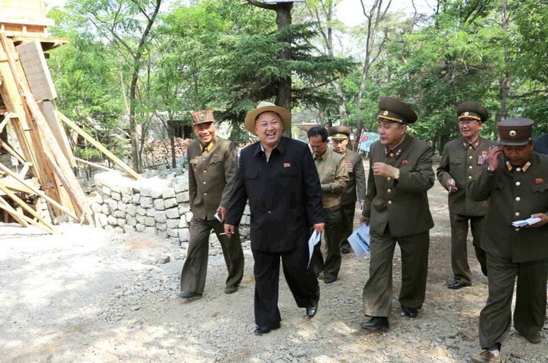 金正恩戴草帽视察科学家休养所建设工地(高清) 