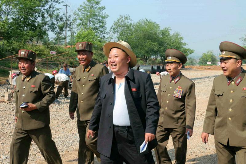 金正恩戴草帽视察科学家休养所建设工地(高清) 