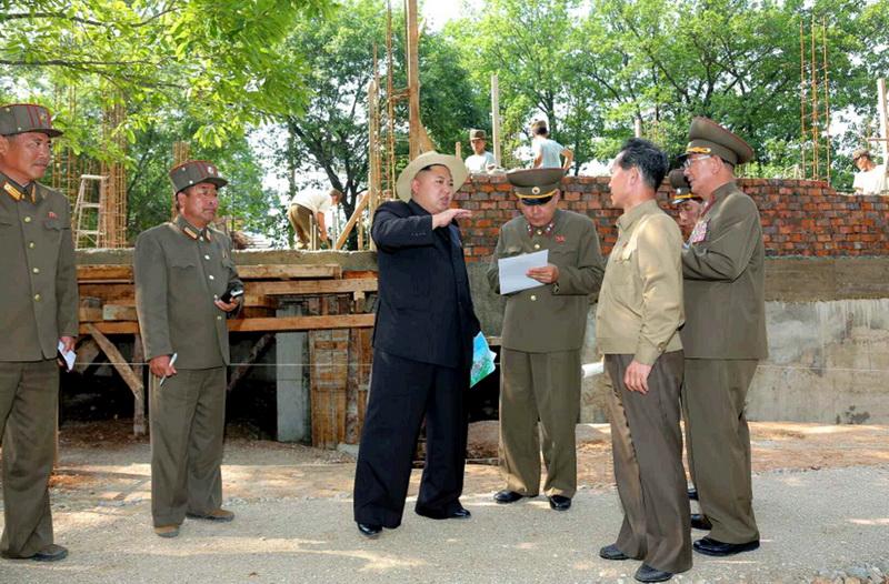 金正恩戴草帽视察科学家休养所建设工地(高清) 