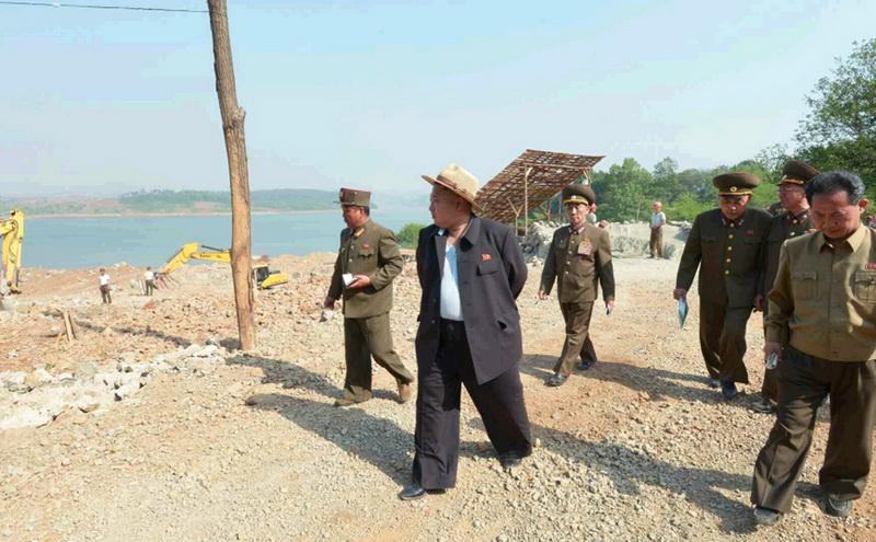 金正恩戴草帽视察科学家休养所建设工地(高清) 