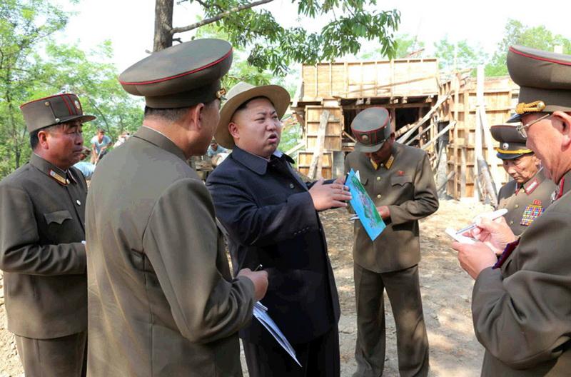 金正恩戴草帽视察科学家休养所建设工地(高清) 