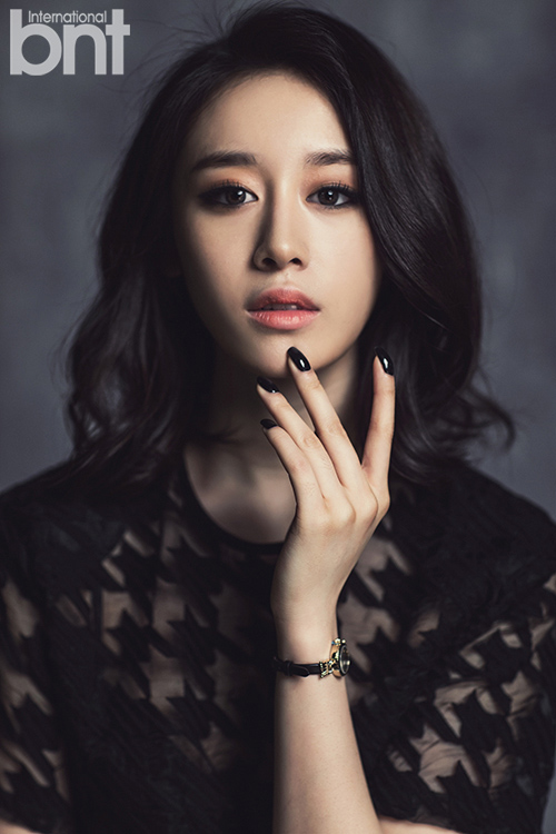 清纯与性感的碰撞 看韩国女星完美演绎今夏透视装（组图)