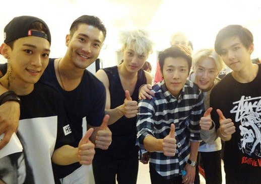 EXO演唱会候机室照大公开 Super Junior、SHINee、f(x)等应援助威（组图）