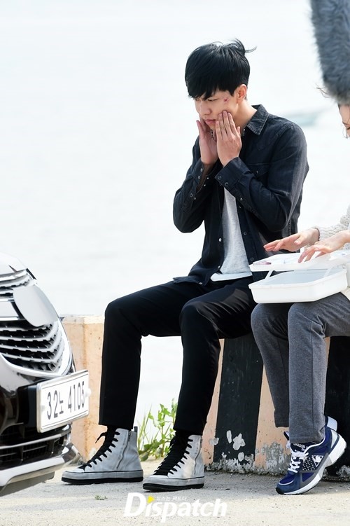 《你们被包围了》幕后花絮照公开 李胜基搞怪可爱萌化众人（组图）