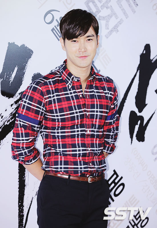 EXO、宋茜、玄彬、韩彩英、宝儿 张东健新作《哭泣的男人》VIP试映会众星闪耀（组图）