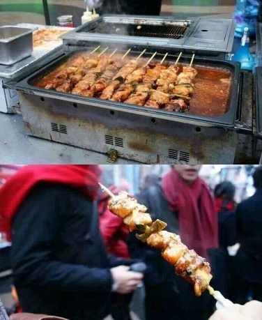 明洞路边美食琳琅满目 吸引中国顾客韩剧功不可没