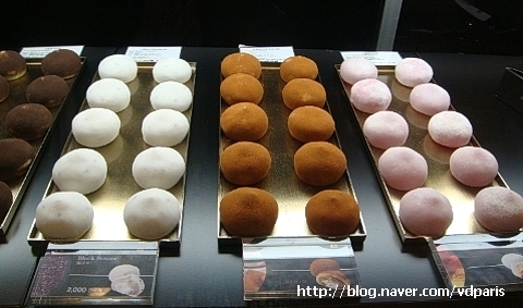 明洞路边美食琳琅满目 吸引中国顾客韩剧功不可没