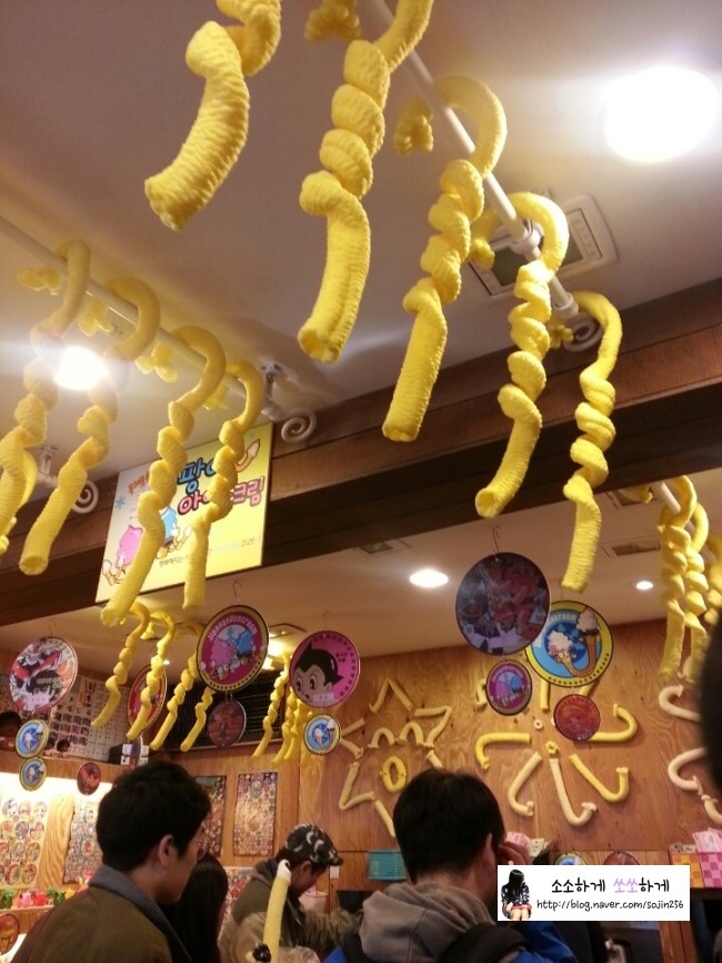 明洞路边美食琳琅满目 吸引中国顾客韩剧功不可没