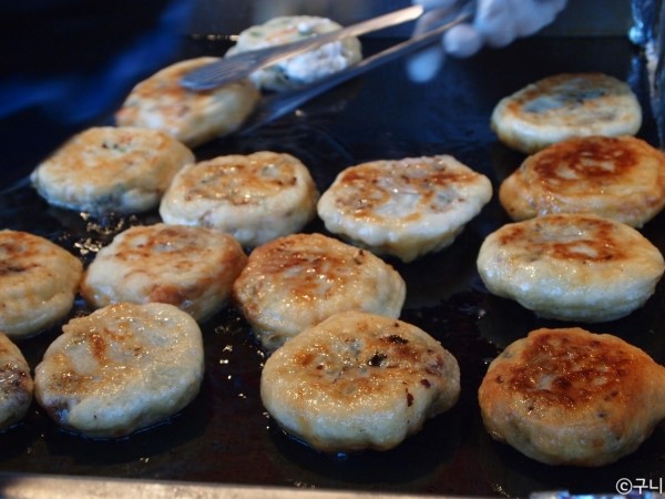 明洞路边美食琳琅满目 吸引中国顾客韩剧功不可没