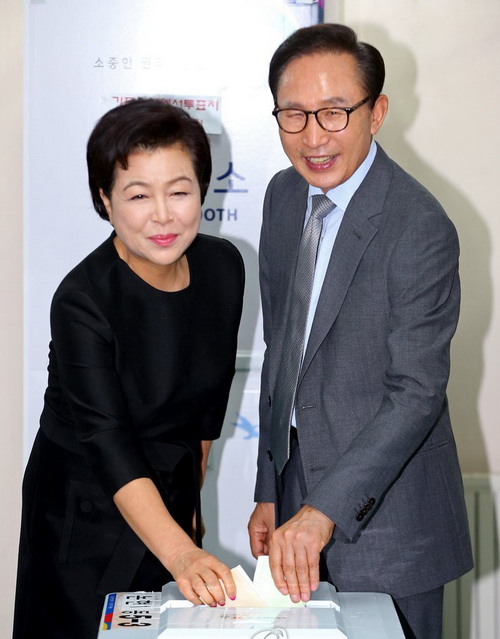韩国地方选举开始投票 年龄最大投票者105岁(组图)