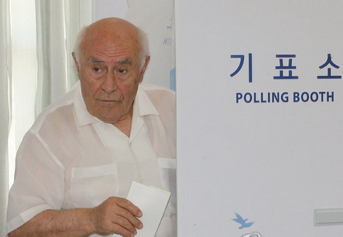 韩国地方选举开始投票 年龄最大投票者105岁(组图)