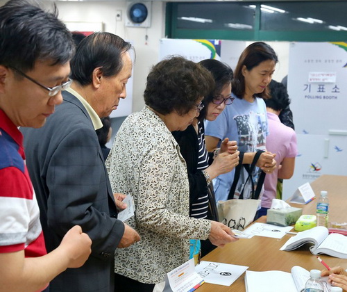 韩国地方选举开始投票 年龄最大投票者105岁(
