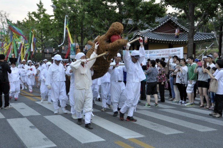 韩国端午节民俗活动精彩纷呈（组图）