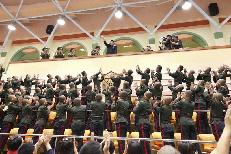金正恩视察 学生激动的热泪盈眶 金正恩为其擦眼泪（组图）