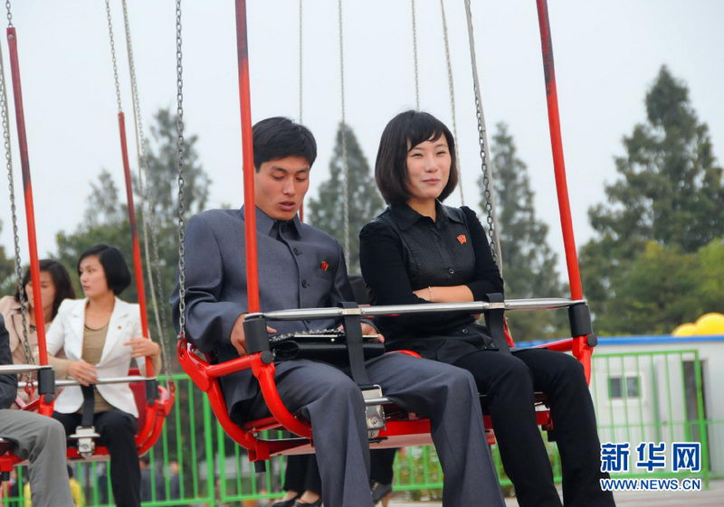 朝鲜人的爱情与友情：主体思想塔下亲吻（组图） 