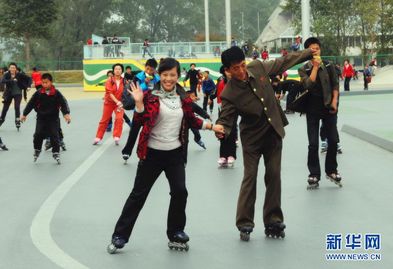 朝鲜人的爱情与友情：主体思想塔下亲吻（组图） 