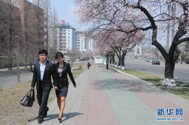 朝鲜人的爱情与友情：主体思想塔下亲吻（组图） 