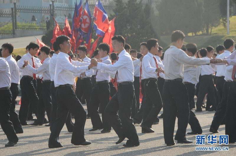 朝鲜人的爱情与友情：主体思想塔下亲吻（组图） 