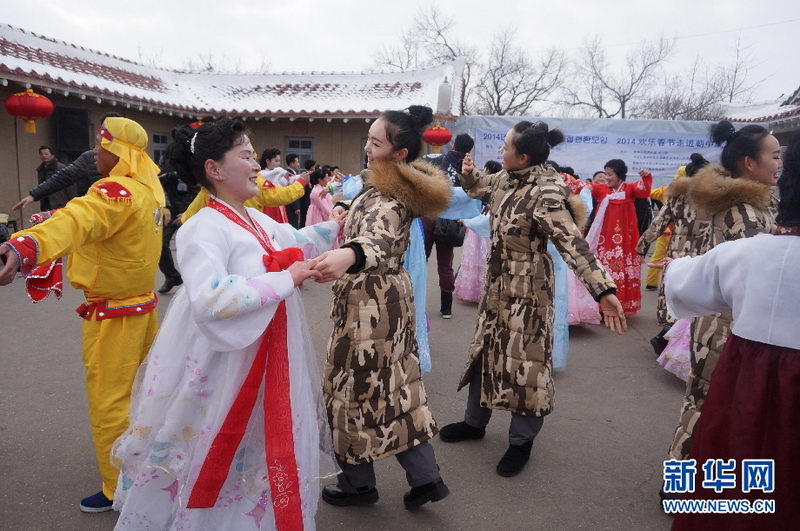 朝鲜人的爱情与友情：主体思想塔下亲吻（组图） 