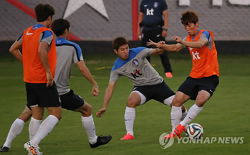 韩国足在巴西进行防守训练 积极迎战俄罗斯队