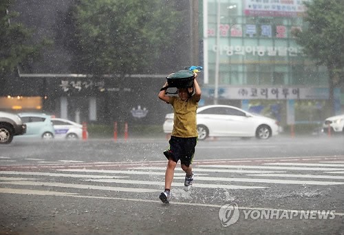 大田突降暴雨。