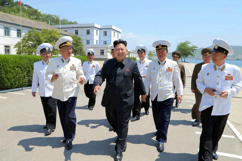 金正恩视察海军部队 乘坐潜艇指导演习（组图）