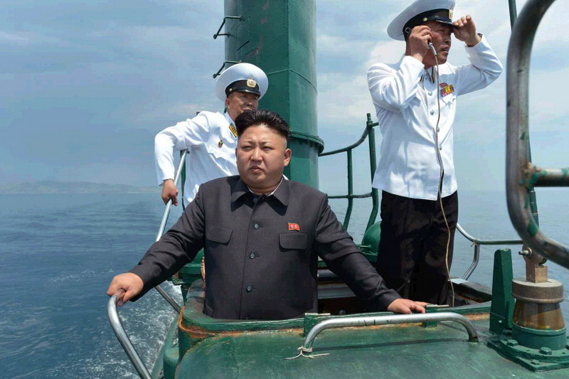 金正恩视察海军部队 乘坐潜艇指导演习（组图）