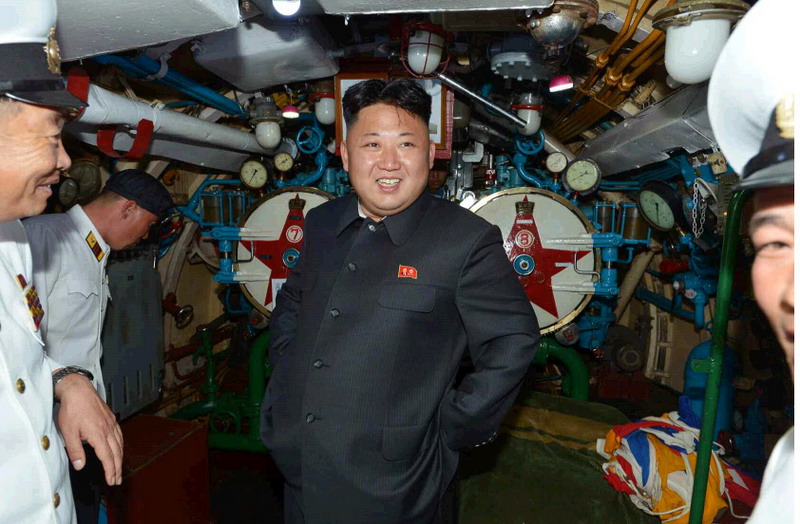 金正恩视察海军部队 乘坐潜艇指导演习（组图）