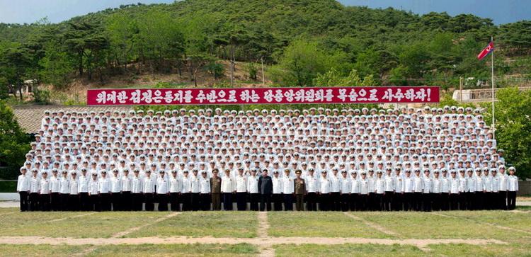 金正恩视察海军部队 乘坐潜艇指导演习（组图）